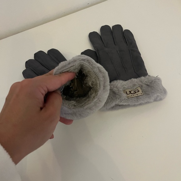 Gray Ugg fur gloves - Picture 2 of 2